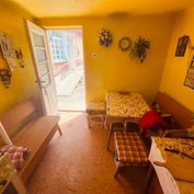 Na predaj menší 2 izbový rodinný dom v obci Dvory nad Žitavou, pôvodný stav