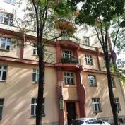 Na predaj veľkometrážny 3-izbový byt s lodžiou v srdci starého mesta na Sasinkovej ulici pri Medicke