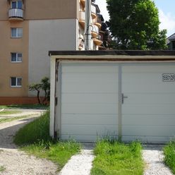 Samostatná panelová garáž, 19 m², nová dvojkrídlová brána, bez pozemku, vo výbornej lokalite na Koce