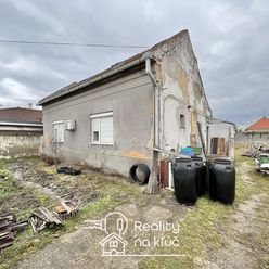 Na predaj starší RD so stavebným pozemkom s rozlohou  1 069m2 na Tatranskej ulici v Nových Zámkoch
