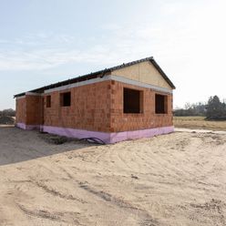 NA PREDAJ NOVOSTAVBA samostatný moderný 4-izbový rodinný dom typu bungalov v obci Kostolište