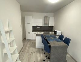 Na prenájom krásny zariadený klimatizovaný 2 izbový byt 75 m2, 1/1, novostavba Jednota, Galanta. 730 €