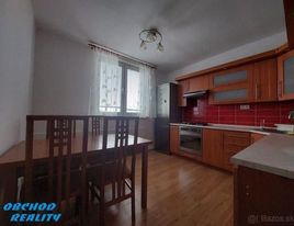 Predaj, veľký 3-izb. byt s balkónom na SNP, Michalovce, 123.000 €