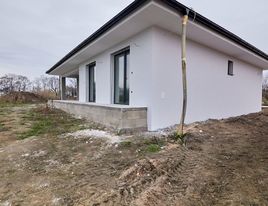 Voderady / Moderné skolaudované novostavby dvoch samostatne stojacich rodinných domov v štádiu HOLODOM / ŠTANDARD vrátane vizualizácie v obci Voderady
