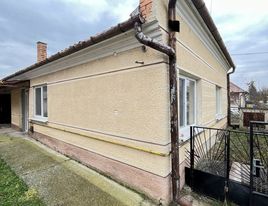 Reality KOMPLEX s.r.o. Vám ponúka na predaj 4 izbový rodinný dom v obci Bátorové Kosihy v okrese Komárno v tichej uličke.