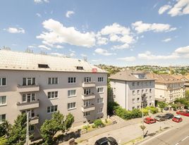 HERRYS, Na predaj priestranný 3 izbový byt s garážovým státím pri Bratislavskom hrade 