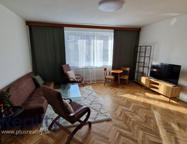PLUS REALITY I  Priestranný a slnečný 5 izbový byt na sídlisku 500 bytov v mestskej časti Bratislava Ružinov na Súťažnej ulici na prenájom!
