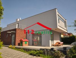 112reality - Na predaj moderný klimatizovaný 5 izbový dom s bazénom, 2 kúpeľne, dvojgaráž, záhrada, Bratislava I, Staré mesto