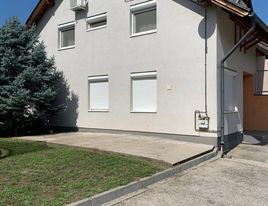 Ponúkame Vám na predaj čiastočne zariadený 4 izbový rodinný dom Komárom, Maďarsko.