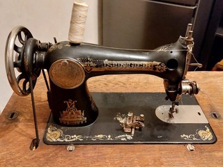 Historický šijací stroj SINGER