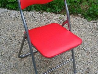 Červené skladacie plastové stoličky