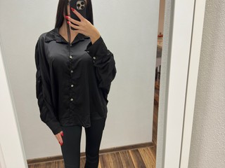 čierna saténová košeľa