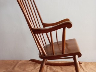 Drevená hojdacia stolička