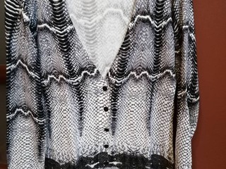 Predlžený sveter s hadím vzorom