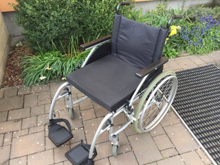Invalidný vozík mechanický odľahčený skladací