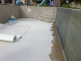 Sklolaminátový poťah na betónové bazény.