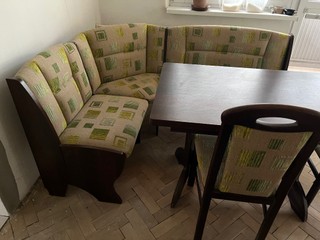 Rohová lavica s rozťahovacím stolom a stoličkami