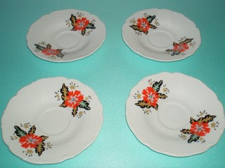 štyri nepoškodené porcelánové tanieriky