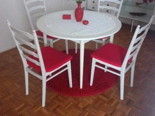 okrúhly stôl so stoličkami