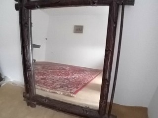 Väčšie starožitné drevené zrkadlo
