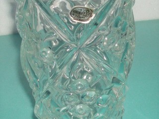 sklenenú vázu od výrobcu Bohemia.