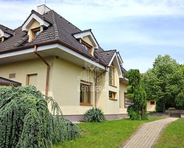 ZNÍŽENÁ CENA! Na predaj krásny rodinný dom v Limbachu na rozsiahlom pozemku s vlastným jazerom.
