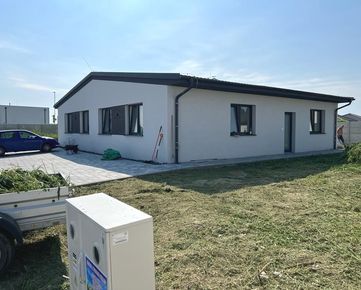 Na predaj 4 izbový nízkoenergetický, rodinný dom s oploteným pozemkom, novostavba v Hamuliakove