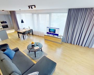 Moderne zariadený apartmán s recepciou a privátnym átriom