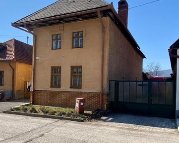 Starší rodinný dom v obci Poluvsie na pozemku 1043 m2 okres PRIEVIDZA