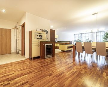 DOM-REALÍT ponúka na prenájom priestranný a luxusný 4i byt v Starom Meste na Námestí SNP