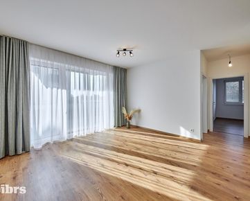 REZERVOVANÉ- SUNNY HOME- Svetlý 3 izb. byt so slnečnou predzáhradkou, parking, pivničná kobka