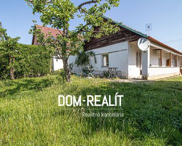 Dom-realít ponúka na predaj starý vidiecky dom v obci Cabaj-Čápor pri Nitre