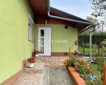 Na predaj útulný rodinný dom s garážou, altánkom a drevárňou, v tichej okrajovej časti mesta Žarnovica.
