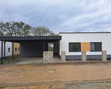 Predaj skolaudovaný 4-izbový rodinný dom RD02 s prístreškom pre 2 vozidlá v obci Varín
