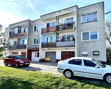 Predaj slnečného 2 izb bytu s 2x balkónom a 1146m2 pozemkom v obci Oždany časť Babin Most.