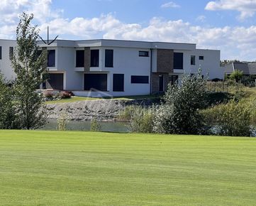 DIRECTREAL|Na prenájom 5.-izbový zariadený rodinný dom s výhľadom na jazero a golf v Green Residence Hrubá Borša