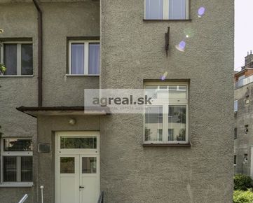 5-izbový (resp.6) rodinný dom pri Bratislavskom hrade v tichej ulici s kanceláriou a záhradou (3D prehliadka)
