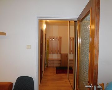 Príjemný byt v Dúbravke, klasické členenie priestorov, vhodný pre pár alebo jednotlivca, volajte 0917 346296