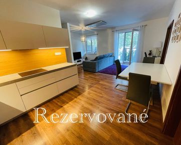 REZERVOVANÉ - Veľkometrážny kompletne zariadený 2 – izb. byt s predzáhradkou a parkovacím miestom