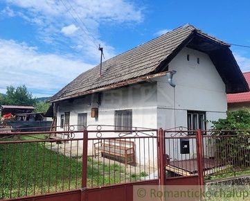 Vidiecky dom v pôvodnom stave v tichej ulici podhorskej obce Papradno