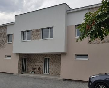 Radové rodinné domy v Podunajských Biskupiciach, Dvojkrížna