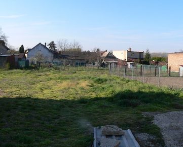 Slnečný stavebný pozemok v obci Kamenica nad Hronom