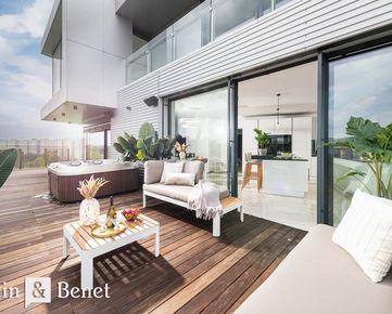 Arvin & Benet | Prémiový penthouse z bieleho ónyxu s terasou snov