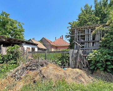 REZERVOVANÉ. Pozemok so starým rodiným domom v strede obce, Trhová Hradská, okres Dunajská Streda