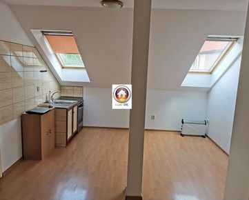 Na dlhodobý prenájom 2 izbový podkrovný byt v Trenčíne