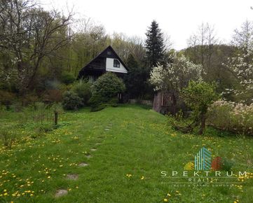 SPEKTRUM REALITY- Na predaj celoročná murovaná chata s pozemkom 2800 m2,  okres Žiar nad Hronom