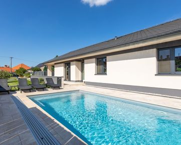 RETRO REALITY - Ponúka nádherný rodinný dom s bazénom. NOVÁ CENA!!! TREBA VIDIEŤ!!!