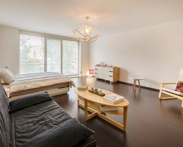 HERRYS - Na predaj priestranný 1 izbový byt v tehlovej novostavbe s výhľadom na stromy