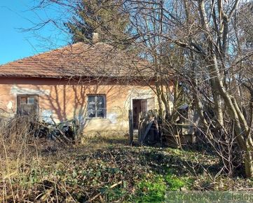 Pôvodný domček s rozľahlým pozemkom vo vinárskej obci Gbelce
