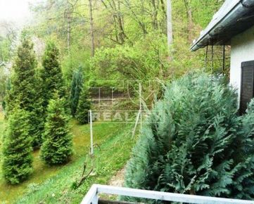 Ponúkame na predaj záhradnú chatku v záhradkarskej osade na Kolońii Hviezda na pozemku o výmere 265 m2-